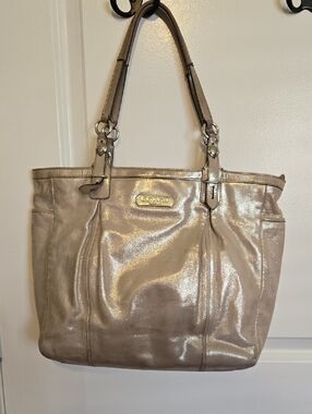 COACH East West Gallery Tote Gold F16562